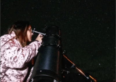 Mira a traves de un telescopio