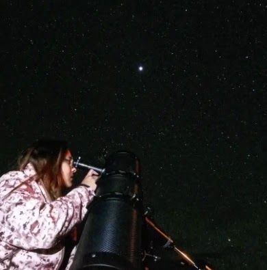 Mira a través de un telescopio