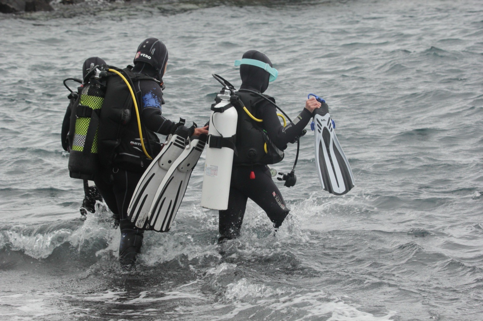 Buceadores entran al agua